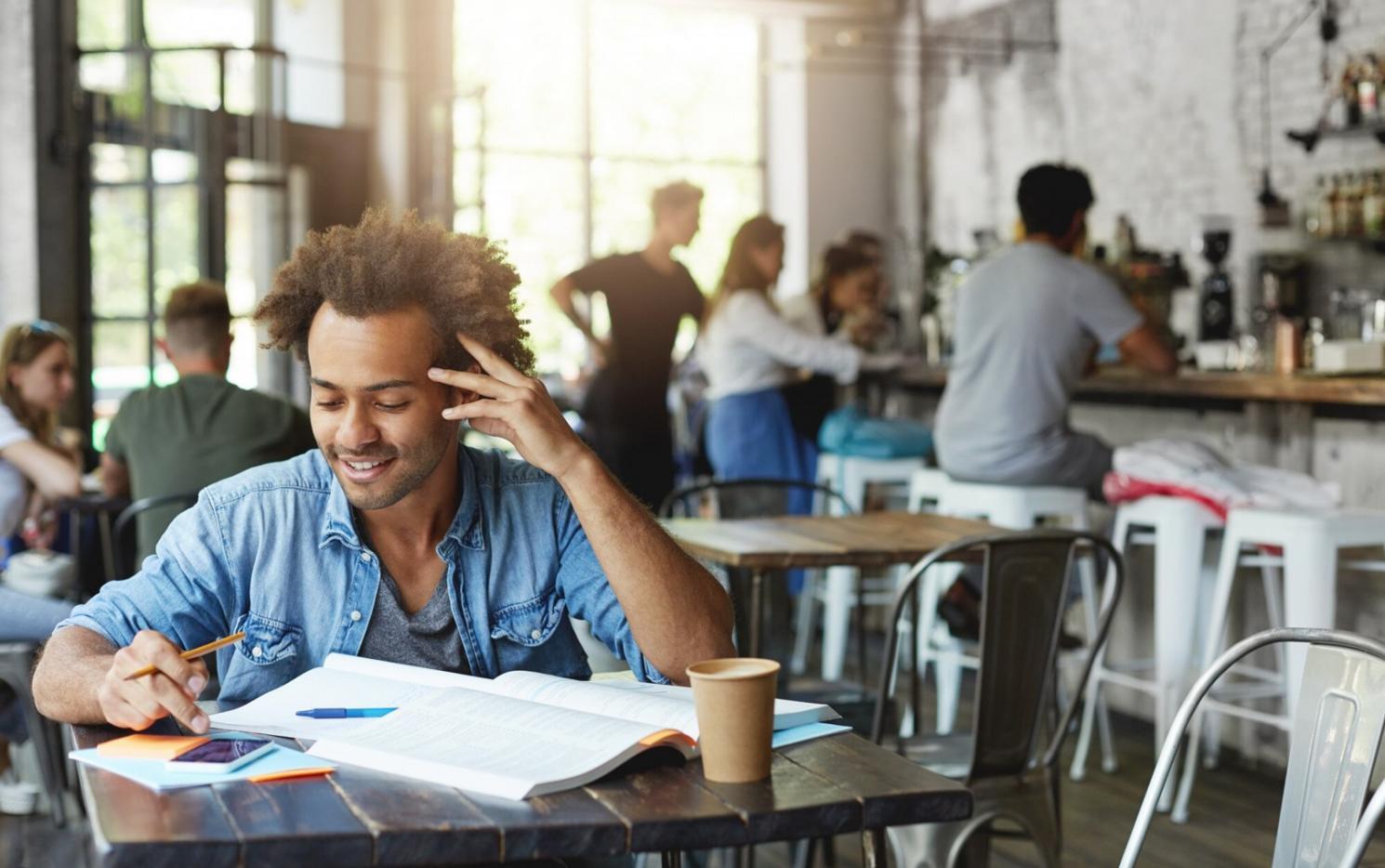 Team bei der Analyse von Finanzdaten am modernen Arbeitsplatz